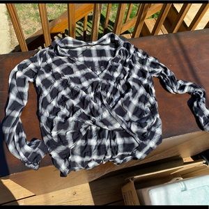 Hollister black and white knotted flannel